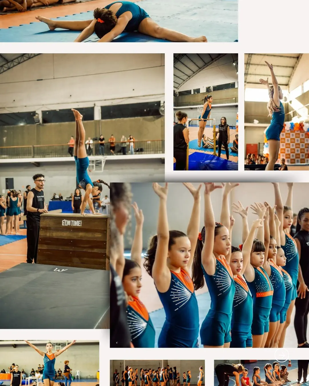 Alunas de collant azul e laranja em festival de ginástica, com braços erguidos
